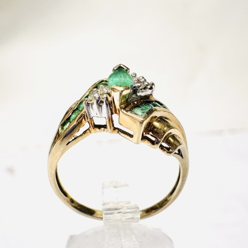Vintage Beautiful 10k Gold, Emerald and Diamond Ring Stunning